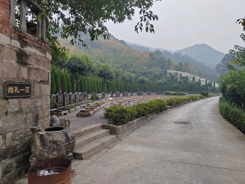 龙台山陵园 很近